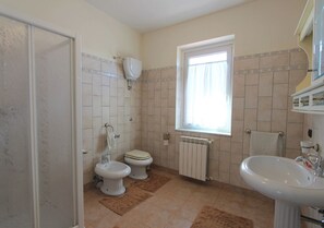 Hus, 3 soverom, terrasse | Bad | Separat badekar og dusj og håndklær