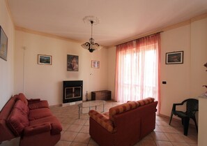 Maison, 3 chambres, patio | Aire de séjour