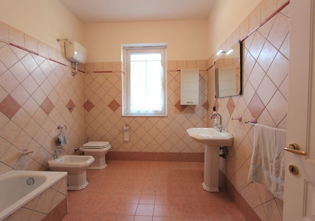 House, 3 Bedrooms, Patio | Bathroom | Separate bathtub and shower, towels