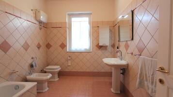 House, 3 Bedrooms, Patio | Bathroom | Separate bathtub and shower, towels