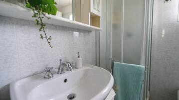 Nhà, 1 phòng ngủ, ban công | Phòng tắm | Buồng tắm vòi sen, máy sấy tóc, khăn tắm