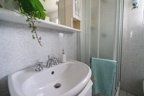 Casa, 1 dormitori, balcó | Bany | Dutxa, assecador de cabells i tovalloles 