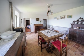 Maison, 1 chambre, balcon | Cuisine privée | Réfrigérateur, un four, surface de cuisson, vaisselle et ustensiles
