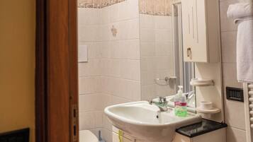 Talo, 3 makuuhuonetta, vuorten lähellä | Kylpyhuone | Suihku, pyyhkeet