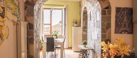 Casa, 3 habitaciones, junto a la montaña | Área de sala de estar