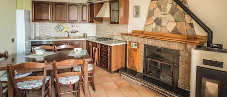 Casa, 3 habitaciones, junto a la montaña | Área de sala de estar