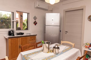 Apartment, 3 Bedrooms, Patio | Private kitchen | Fridge, microwave, oven, stovetop - Villa Adele (Pachino)