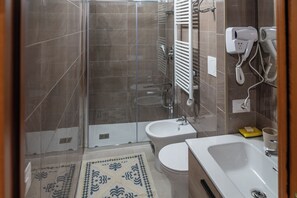 Leilighet, 1 soverom, kjøkken | Bad | Dusj, hårføner og håndklær