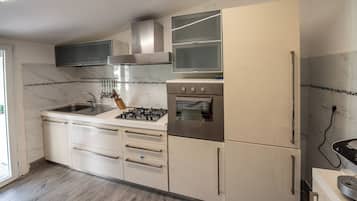 Apartment, 2 Bedrooms, Kitchen | Private kitchen | Fridge, oven, stovetop, cookware/dishes/utensils