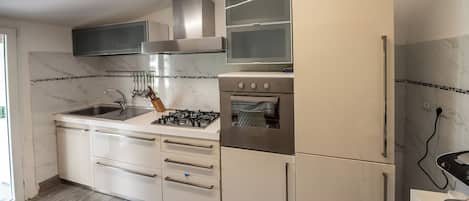Apartment, 2 Bedrooms, Kitchen | Private kitchen | Fridge, oven, stovetop, cookware/dishes/utensils