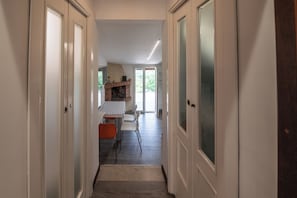 Apartment, 2 Schlafzimmer, Küche | Wohnbereich | Fernseher