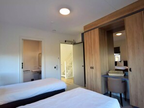 3 bedrooms, iron/ironing board, internet, wheelchair access