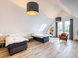 3 bedrooms, iron/ironing board, Internet, wheelchair access