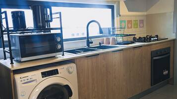 Réfrigérateur, micro-ondes, four, plaque de cuisson