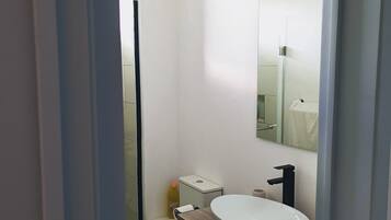 SĂšche-cheveux, serviettes fournies, savon, shampoing