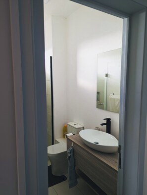 Séchoir à cheveux, serviettes fournies, savon, shampooing