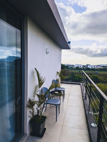 Soothing 3-bedroom apartment in Highland Rose with a magnificent mountain view.