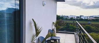 Soothing 3-bedroom apartment in Highland Rose with a magnificent mountain view.