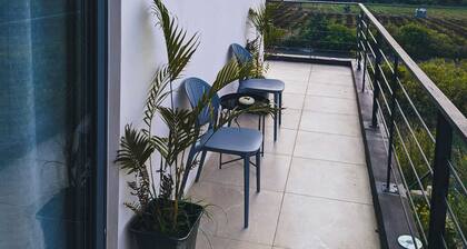 Soothing 3-bedroom apartment in Highland Rose with a magnificent mountain view.