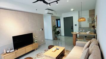 Apartemen Deluks, 2 kamar tidur, pemandangan kota | Kamar mandi | Shower, pancuran hujan, perlengkapan mandi gratis, dan pengering rambut