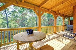 Outdoor dining - Mtn-View Cabin Near Dollywood: Hike, Play, Unwind! (Sevierville)