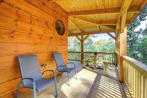 Outdoor dining - Mtn-View Cabin Near Dollywood: Hike, Play, Unwind! (Sevierville)
