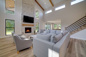 Interior - Kouts Home: High-End Retreat in Secluded Setting (Kouts)