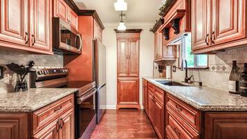 Fridge, microwave, stovetop, dishwasher