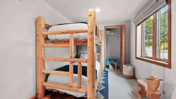 4 bedrooms, iron/ironing board, WiFi, bed sheets