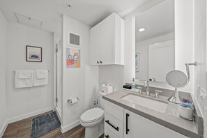 Douche, articles de toilette écologiques, sèche-cheveux