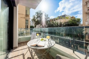 Apartment | Balcony - Sunny Chic in TLV Center by Sea N' Rent (Tel Aviv)