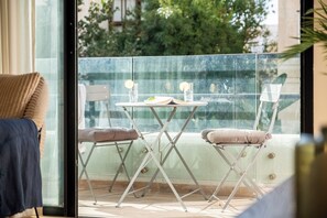 Apartment | Balcony - Sunny Chic in TLV Center by Sea N' Rent (Tel Aviv)