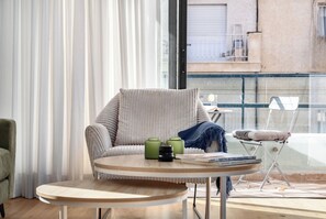 Living area - Sunny Chic in TLV Center by Sea N' Rent (Tel Aviv)