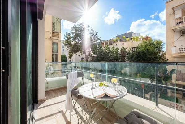Balcony - Sunny Chic in TLV Center by Sea N' Rent (Tel Aviv)