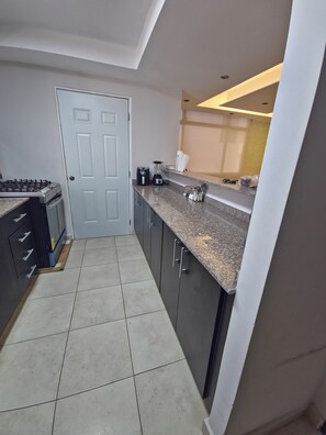 Fridge, oven, stovetop, coffee/tea maker