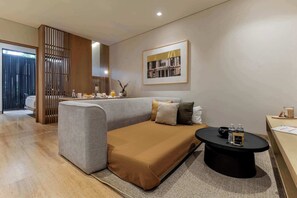Una sala de estar moderna con sofá, una mesita de centro y un comedor.