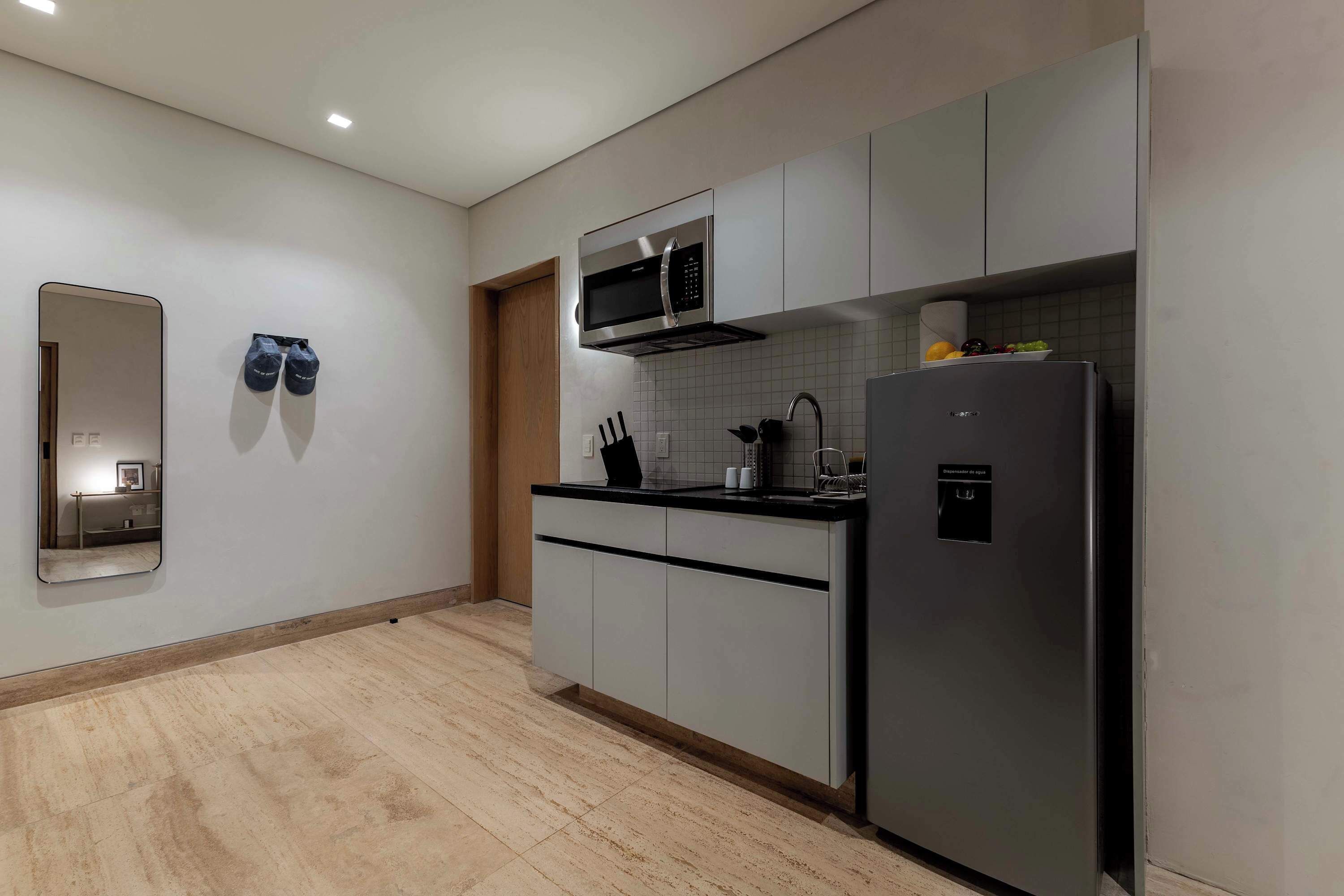 Kühlschrank, Mikrowelle, Herdplatte, Wasserkocher mit Kaffee-/Teezubehör