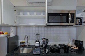 Kühlschrank, Mikrowelle, Herdplatte, Wasserkocher mit Kaffee-/Teezubehör