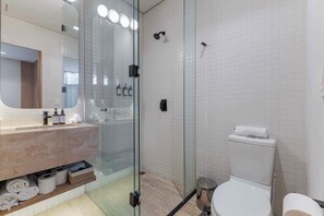 Ducha, secador de pelo, toallas, jabón