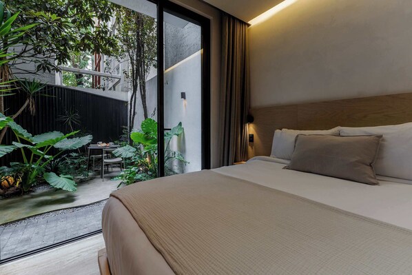 1 室のベッドルーム、セーフティボックス (室内)、デスク、アイロン / アイロン台