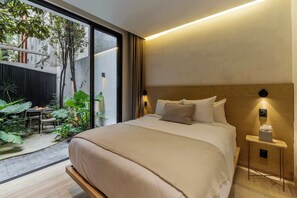 1 chambre, coffre-fort, bureau, fer et planche Ă repasser