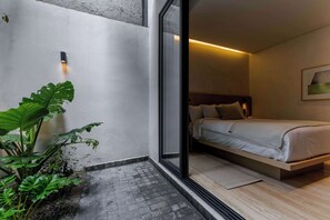 1 makuuhuone, tallelokero huoneessa, työpöytä, silitysrauta/-lauta