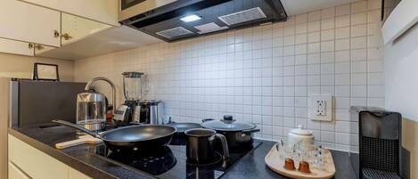 Kühlschrank, Mikrowelle, Herdplatte, Wasserkocher mit Kaffee-/Teezubehör