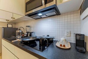 Fridge, microwave, stovetop, coffee/tea maker - Capitalia | Casa Calderon – A/C & Balcony Bliss (Ciudad de México)