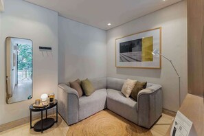 TV, offices - Capitalia | Casa Calderon – A/C & Balcony Bliss (Ciudad de México)