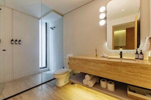 Dusj, hårføner, håndklær og såpe