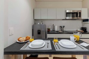 Fridge, microwave, stovetop, coffee/tea maker - Capitalia | Casa Calderon – A/C & Balcony Bliss (Ciudad de México)