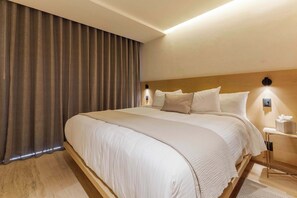 1 makuuhuone, tallelokero huoneessa, silitysrauta/-lauta