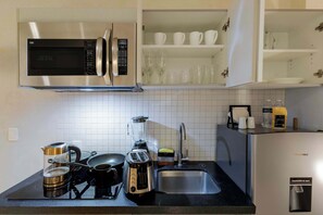 Jääkaappi, mikroaaltouuni, liesi, kahvin-/teenkeitin