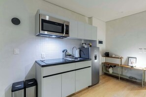 Refrigerador, microondas, parrilla de estufa y cafetera y tetera 